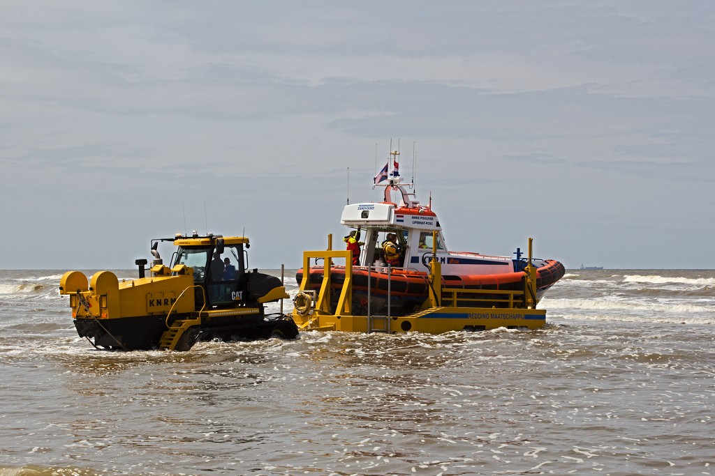 sar katwijk aan zee knrm evenement event festival reddingsdemonstratie search and rescue hulp Abraham Fock crashtender reddingsboot sos hulp in nood scheepsramp